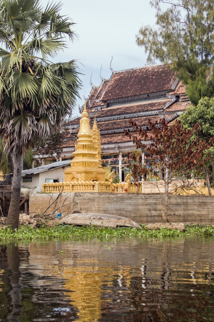 golden pagoda tonle sap lake