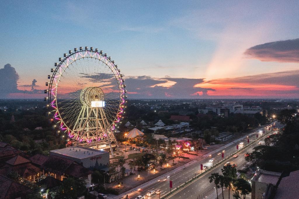 Siem-Reap-in-Sunset-through-Ferris-Wheel